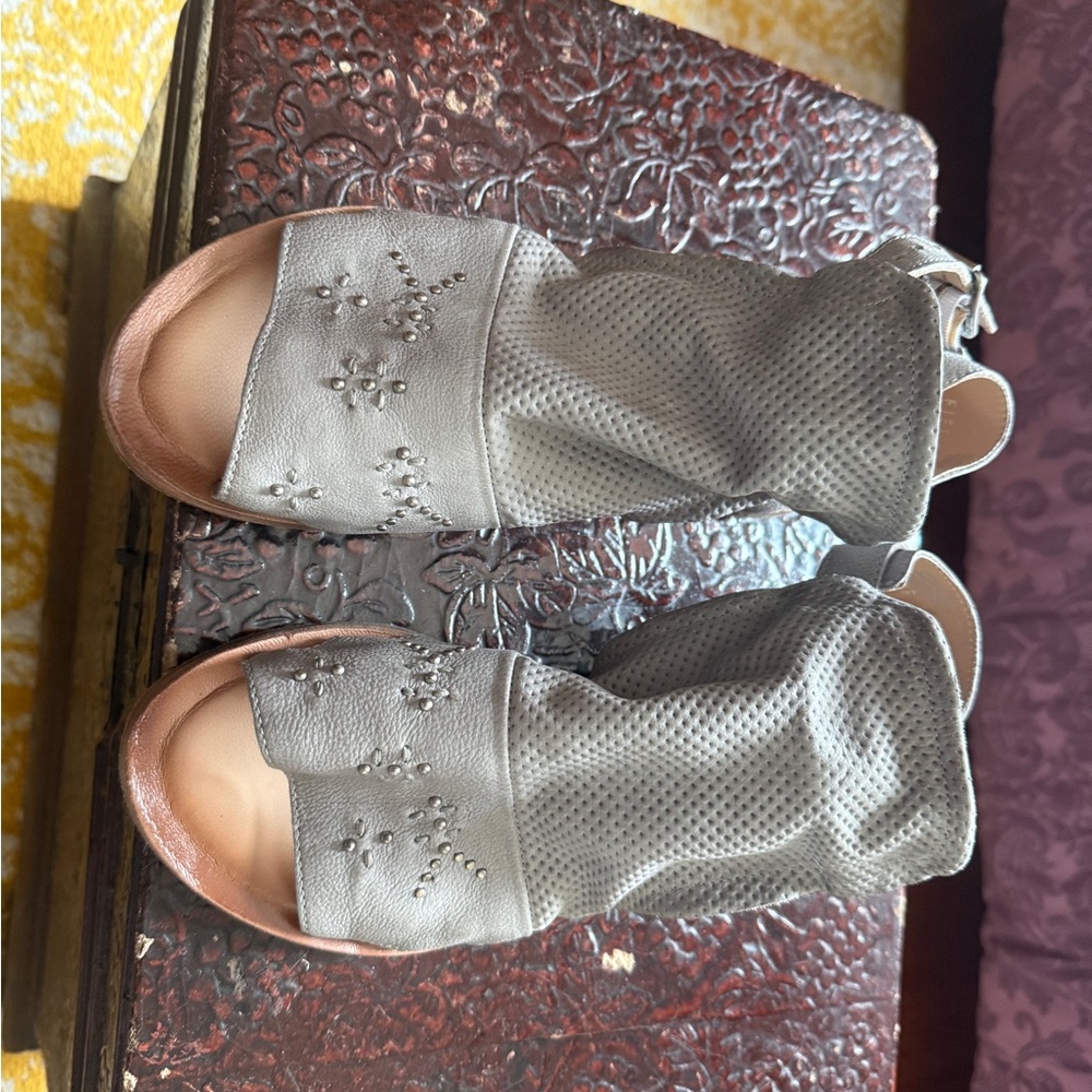 Miz Mooz Gray Perforated Studded Women's Sandals sz 39
